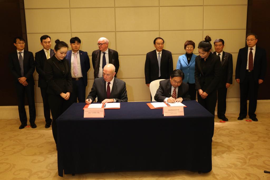 校长罗士喜与爱尔兰卡罗理工学院副校长戴克澜•道尔签署备忘录