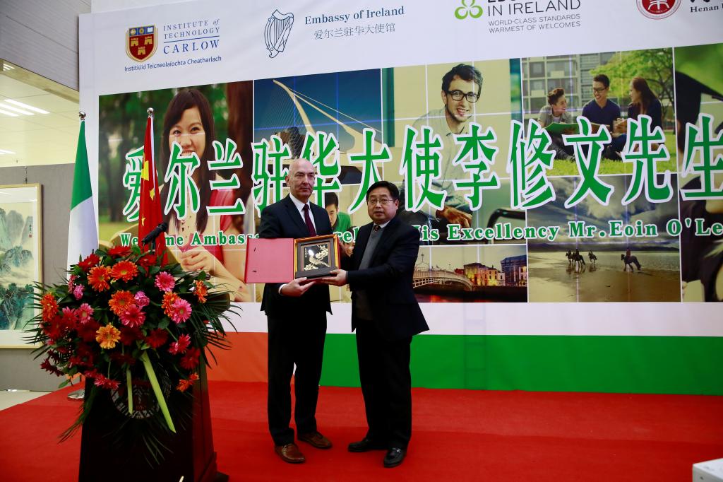 校长罗士喜向爱尔兰卡罗理工学院副校长戴克澜•道尔赠送礼物